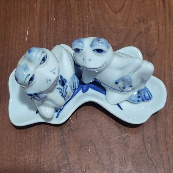 Vintage Lounging Frog Couple Blue White Floral Salt Pepper Shaker Set - Picture 7 of 12